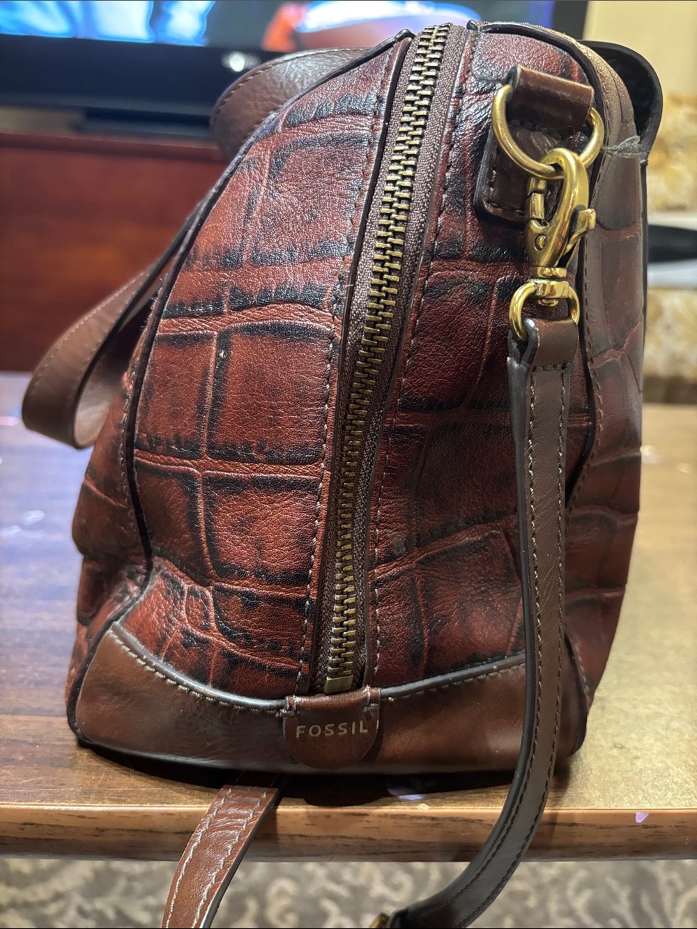 Fossil Croc-Embossed Leather Crossbody Bag - Dark Brown - Picture 7 of 7